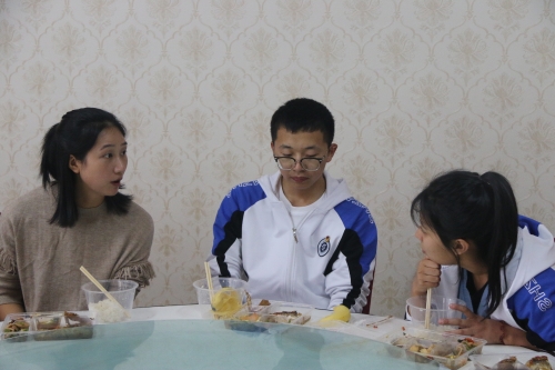 “师生共享，心‘零’午餐”​‍——‍温州中学新疆部校长陪餐